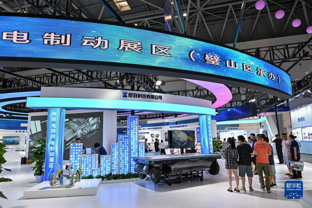 9月4日，觀眾在2023智博會(huì)“電驅(qū)、電轉(zhuǎn)向、電制動(dòng)”展區(qū)參觀。當(dāng)日，為期三天的2023中國(guó)國(guó)際智能產(chǎn)業(yè)博覽會(huì)在重慶國(guó)際博覽中心拉開(kāi)帷幕。本屆智博會(huì)圍繞智能網(wǎng)聯(lián)新能源汽車、智能裝備及智能制造、新一代信息技術(shù)、智慧城市四大專業(yè)板塊開(kāi)展系列活動(dòng)。新華社記者 王全超 攝